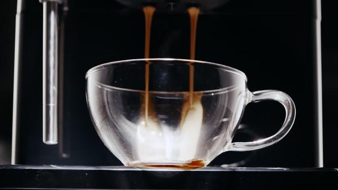 全自动咖啡机制作流淌下来的咖啡