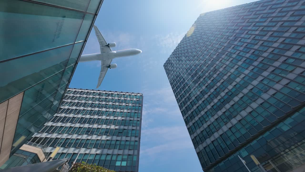 飞机在摩天大楼大厦上空飞行