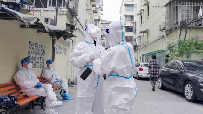 医护人员穿防护服准备动作