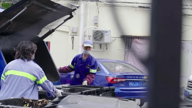 新冠疫情保洁人员将垃圾装车