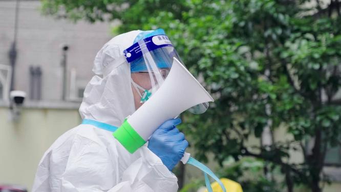 新冠疫情大白志愿者通知居民下楼做核酸