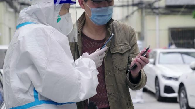 新冠疫情大白志愿者对居民进行信息登记