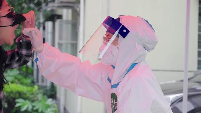 新冠疫情志愿者对居民进行核酸采样
