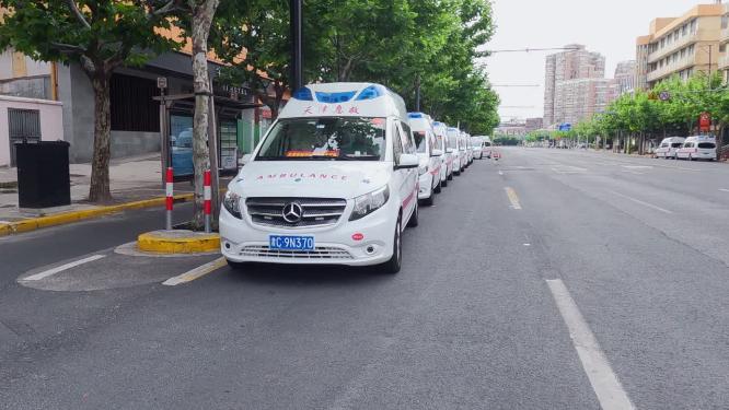 疫情停在街头的救护车