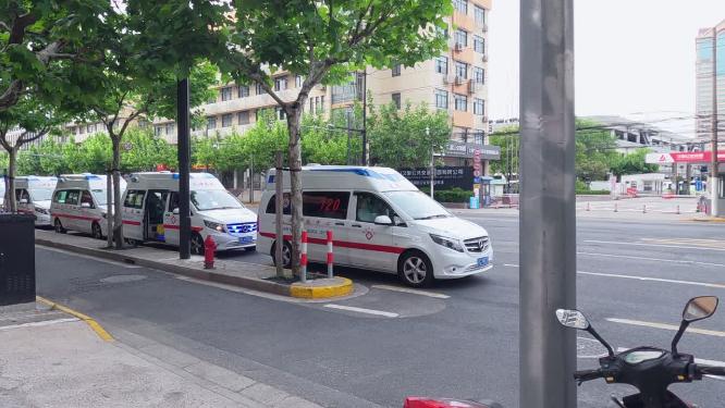 疫情停在街头的救护车