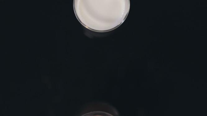 精致的咖啡杯和不同类型咖啡