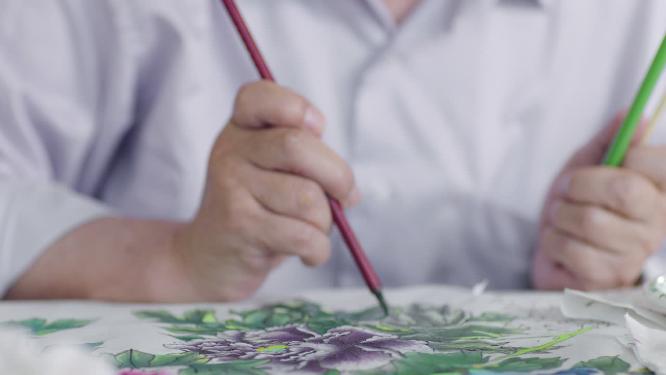 中国画家在进行花卉创作