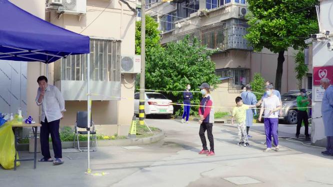 新冠疫情志愿者对居民进行核酸采样
