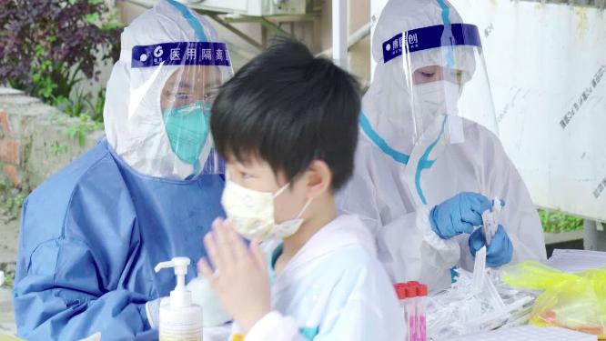 新冠疫情志愿者对小朋友进行核酸采样