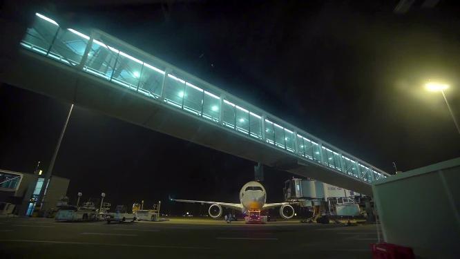 浦东机场候机楼和登机通道