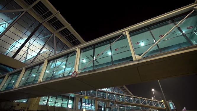 浦东机场候机楼和登机通道