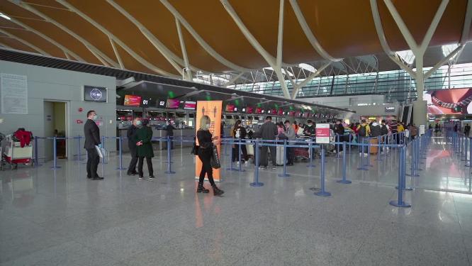 浦东机场候机楼大厅和乘客