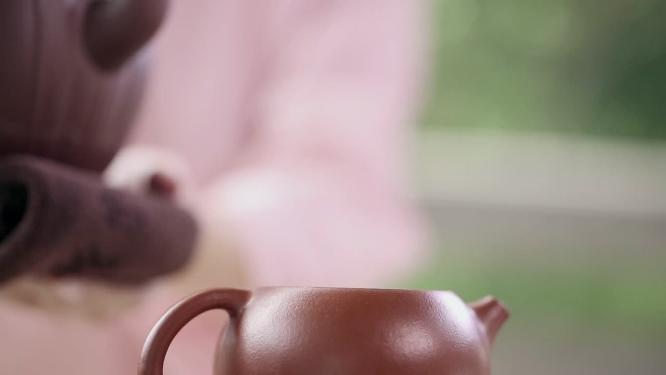 年轻女子演示茶艺茶道品茶敬茶