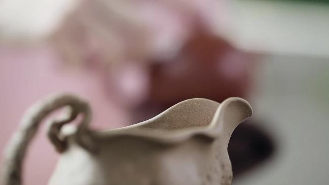 年轻女子演示茶艺茶道品茶敬茶
