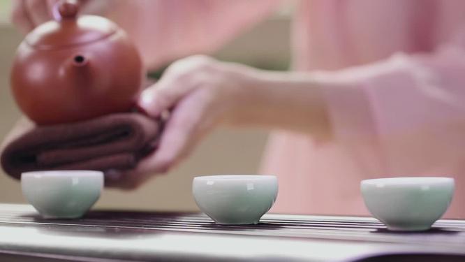 年轻女子演示茶艺茶道品茶敬茶