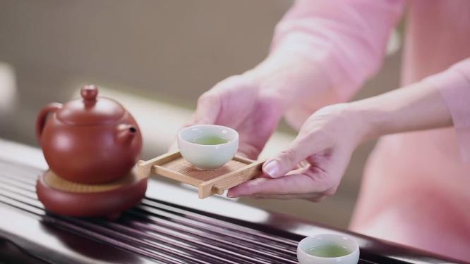 年轻女子演示茶艺茶道品茶敬茶