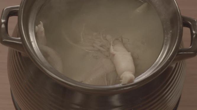 热气腾腾的砂锅人参粥