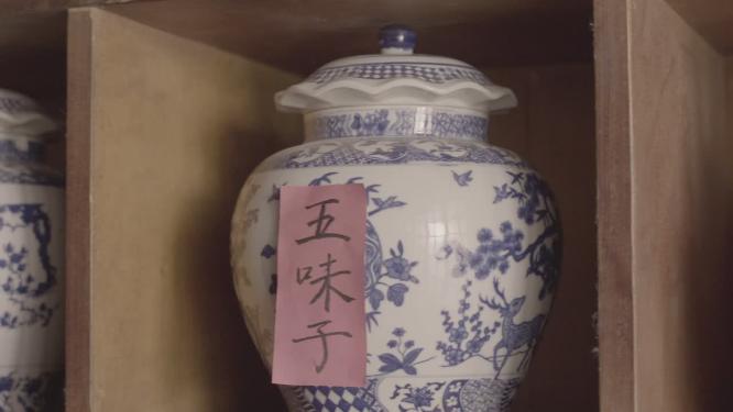 中药房里的中草药