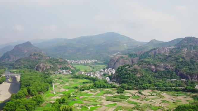 航拍田间乡村青山绿水