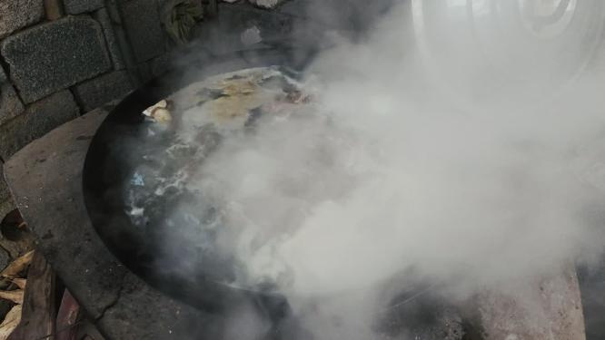 过年农村烧柴火炖肉