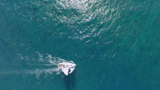 滨海景观和白帆船出海