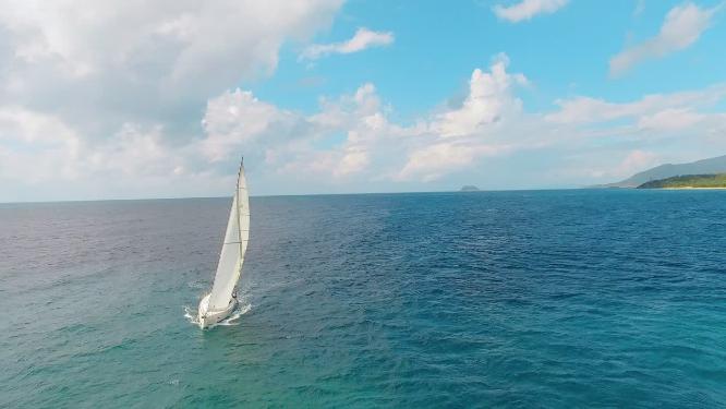 滨海景观和白帆船出海
