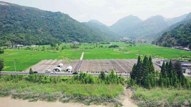 航拍田间乡村青山绿水