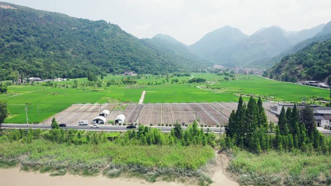 航拍田间乡村青山绿水