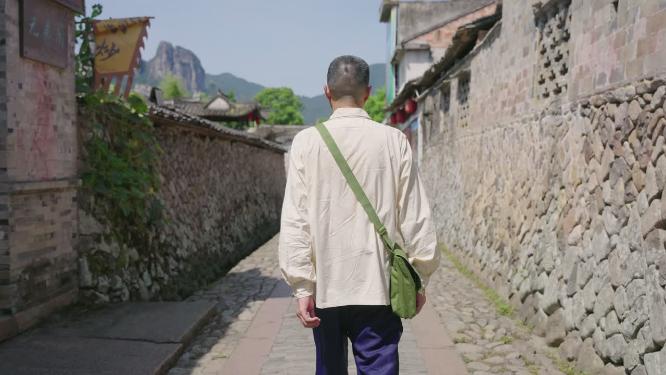 行走在乡村乡间路上