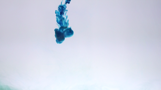 彩色水墨在水中散开 