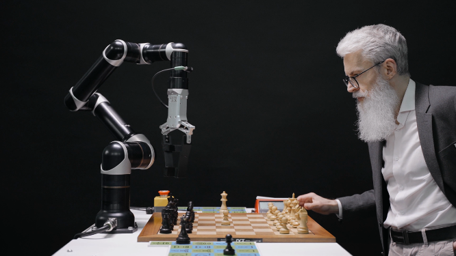 机器人与外国人下棋