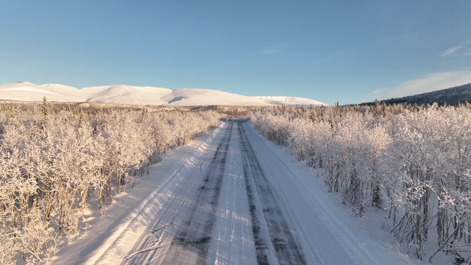 下雪天美丽的道路