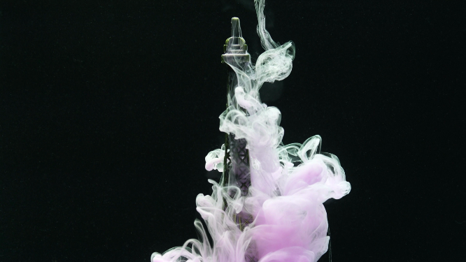 浅色水墨在水中散开