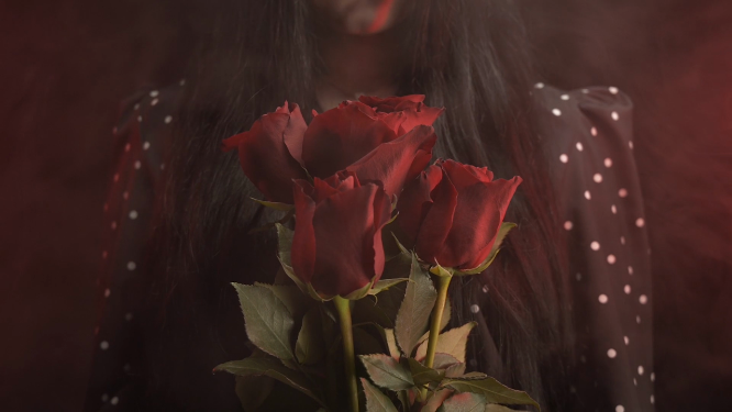 女生手持玫瑰花
