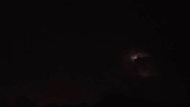 把天空闪到如同白昼般的雷电