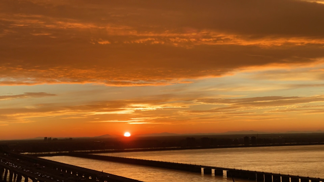 日落下桥上的延时摄影