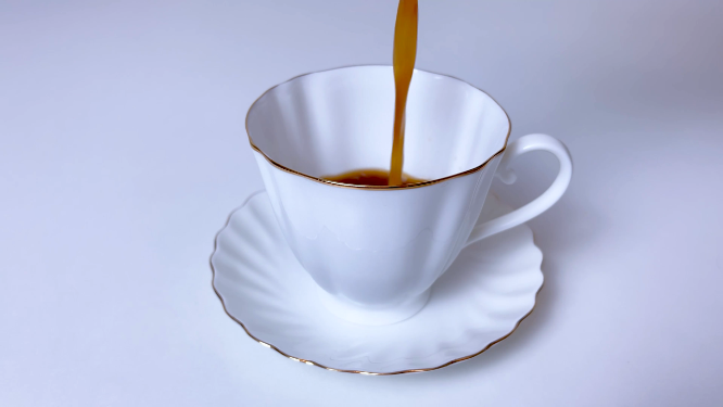 白色精致咖啡杯