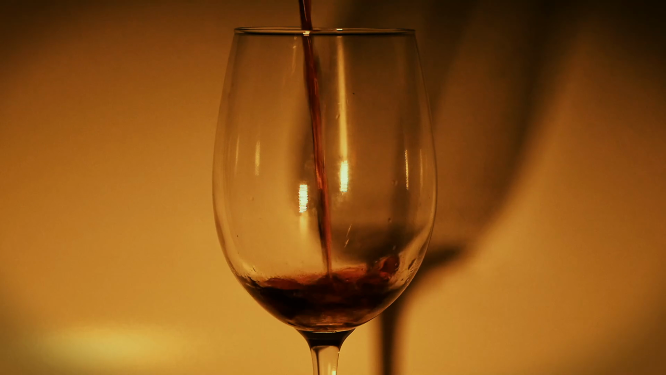 黄色背景下的红酒杯
