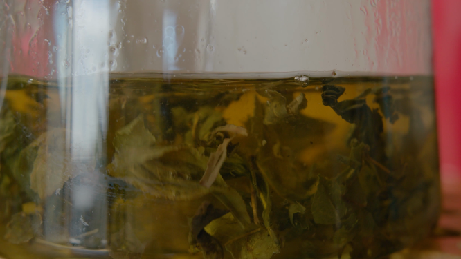 茶叶翻滚的水杯