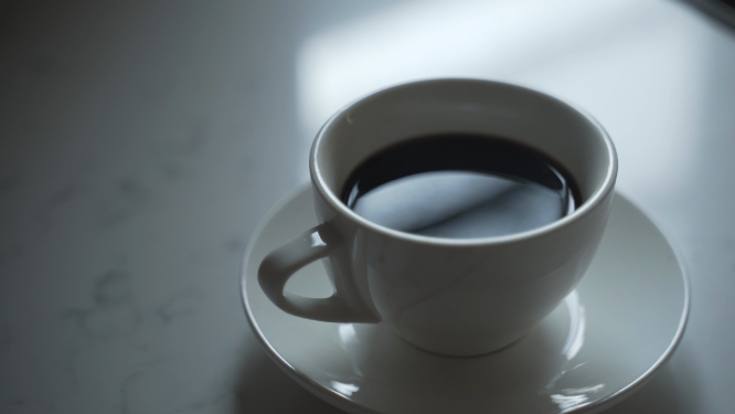 白色咖啡杯黑咖啡