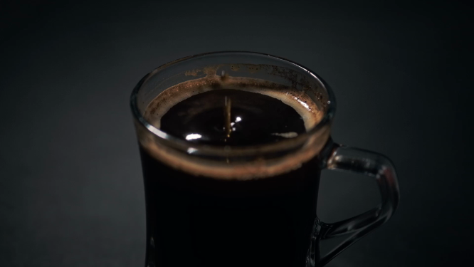 黑色背景中的黑咖啡
