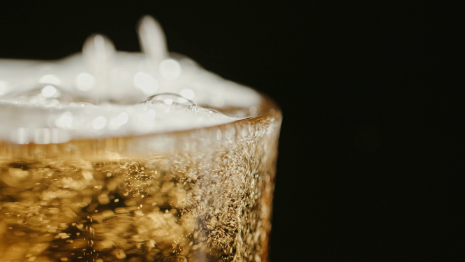 气泡溢出玻璃杯