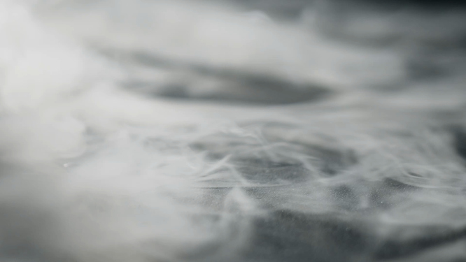 烟雾在纯黑色背景下飘荡
