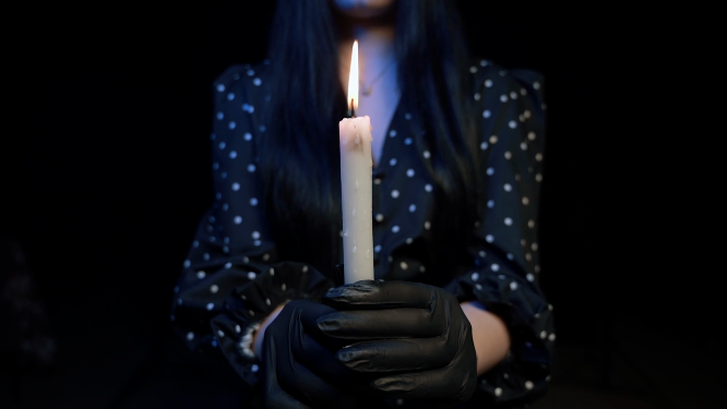 女人举着蜡烛