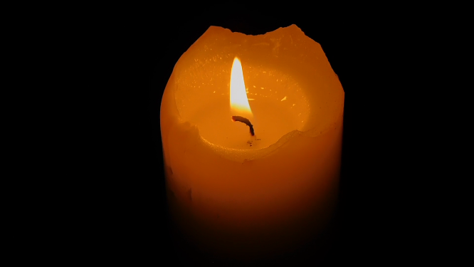 暗环境下蜡烛燃烧发出橙光