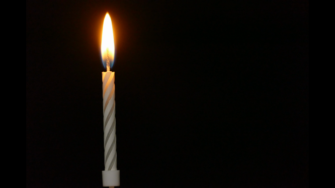 被点燃的生日蜡烛