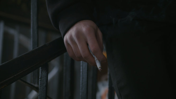 手拿香烟的镜头