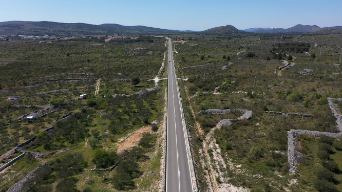 山林间的公路