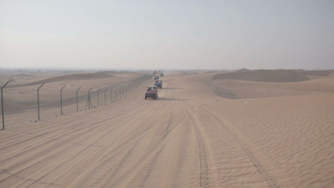 行驶在沙漠中的车辆