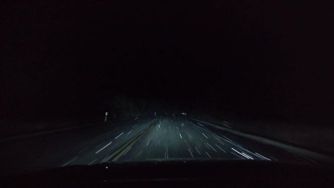 车辆在雨夜行驶